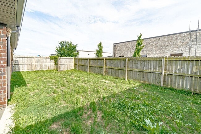 Building Photo - Spacious Centerton Duplex