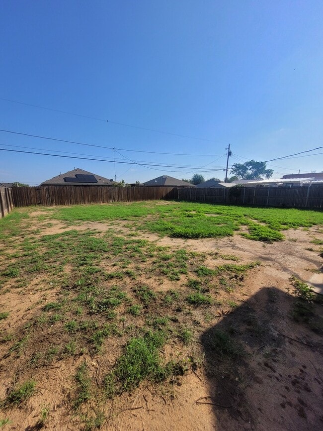 Building Photo - 3 bed 1 bath with 1 car garage!