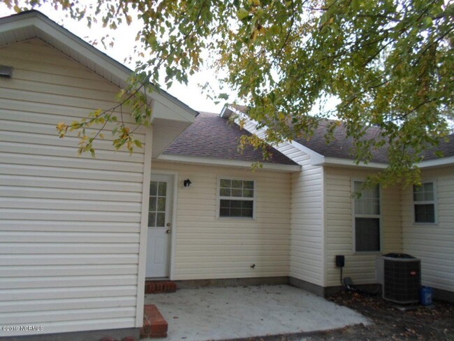 Building Photo - "Charming 2-Bed, 2-Bath Gem with Cozy Comf...