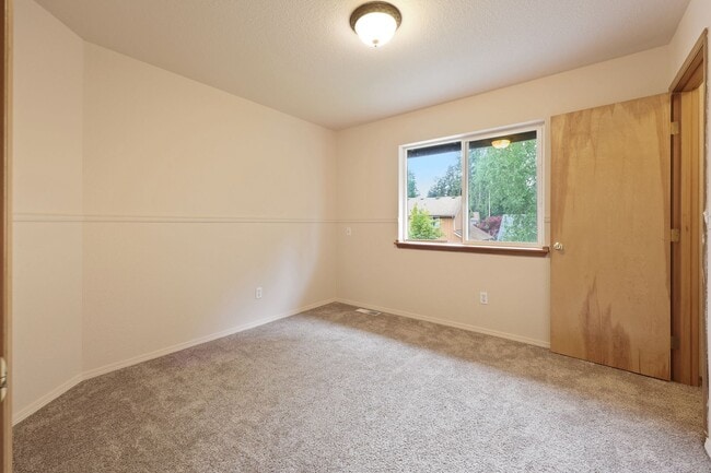 Building Photo - Move in ready now! 4 bedrooms in Lacey - North Thurston School district.