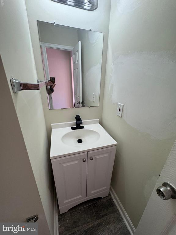 Building Photo - 6007 Rose Bay Dr