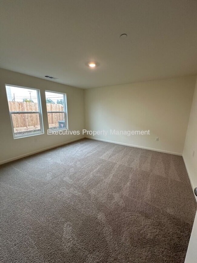 Building Photo - 11 River Oak Ct