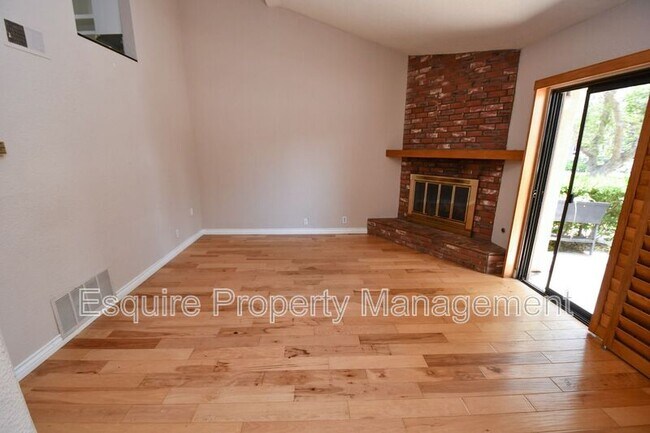 Building Photo - 580 Rosewood Ave