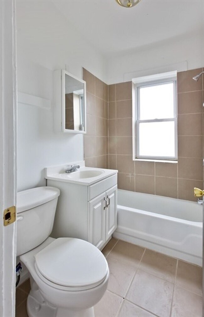 Building Photo - 10201 S St Lawrence Ave 601-05 E 102nd Chicago, IL 60628