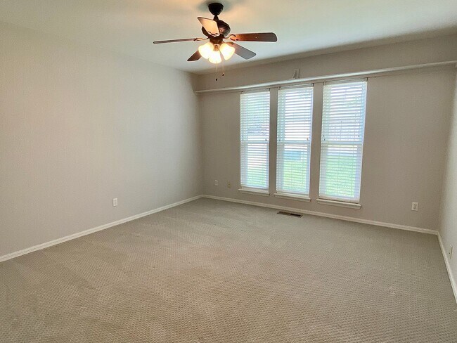 Building Photo - Gorgeous Remodeled Edmond 3 Bed 2 Bath
