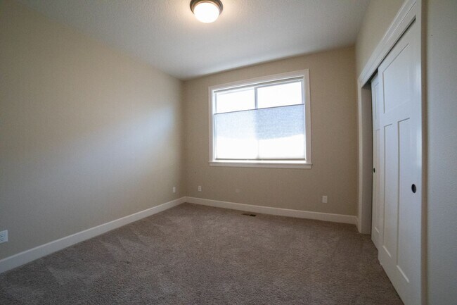 Building Photo - Beautiful Canby Custom Home!