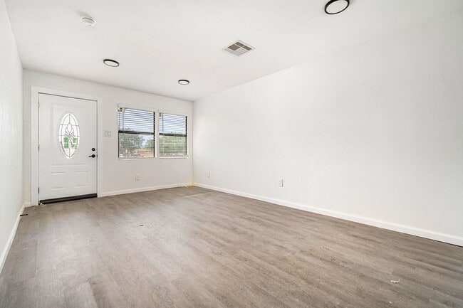 Building Photo - 404 Glenmore Dr