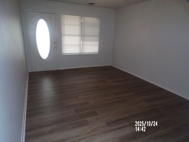 Building Photo - Very Nice home located in the Sullivan Vil...