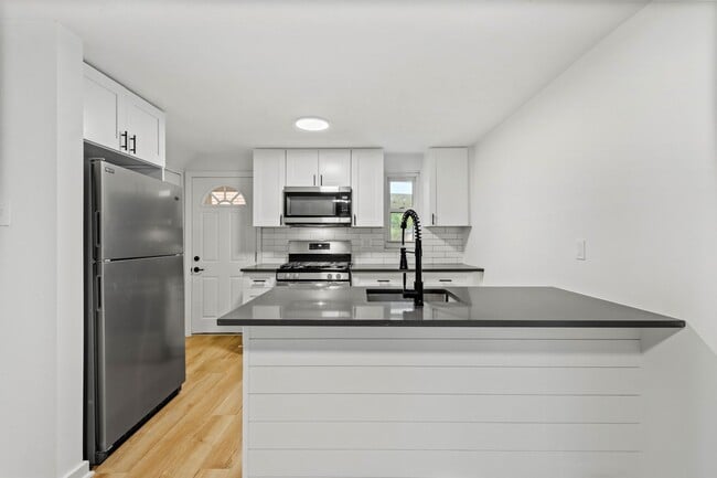 Building Photo - AVAILABLE OCT 1ST!! GORGEOUS 2 BEDROOM HOU...