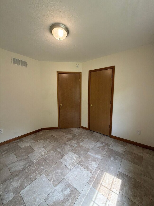 Building Photo - 819 Colonial Manor Dr