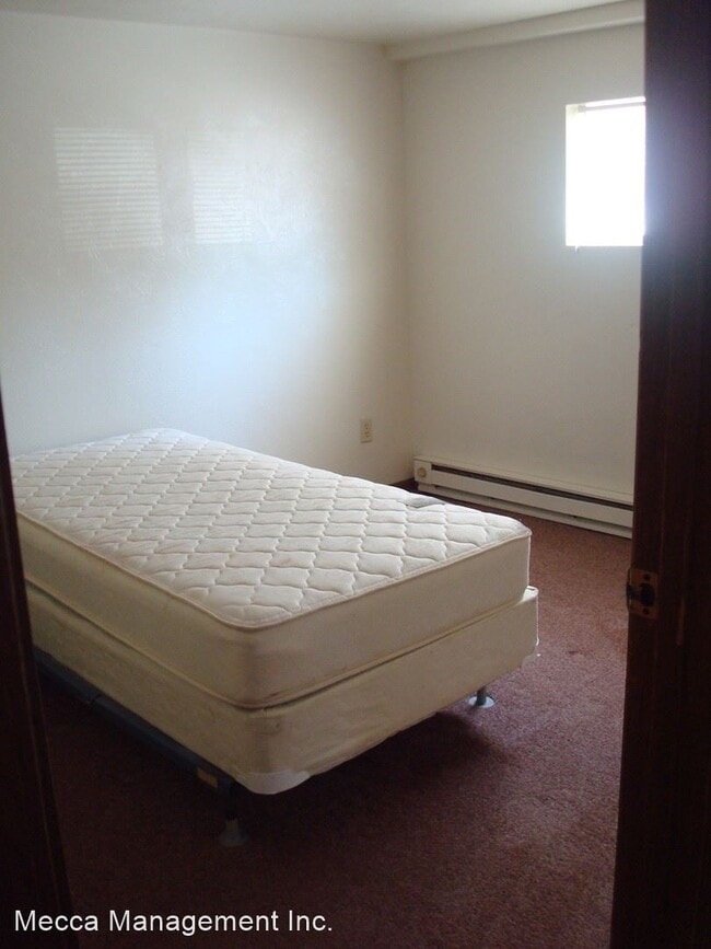 Building Photo - 2 br, 1 bath Apartment - 828 Seventh St.