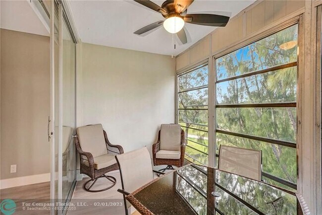 Building Photo - 3051 S Palm Aire Dr