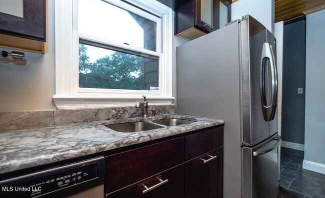 Building Photo - 807 Planters Point Dr