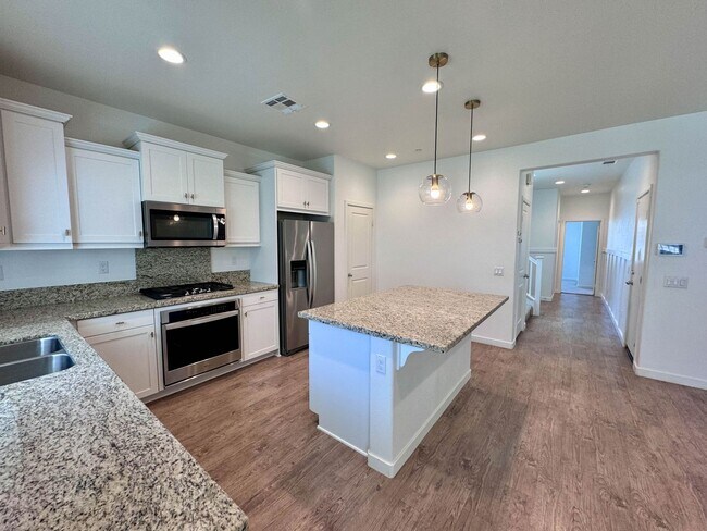 Building Photo - Stunning 4 bedroom 3 bathroom Murrieta hom...