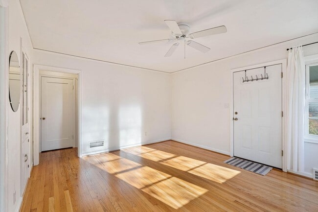 Building Photo - Adorable 2-bdrm/1-bath mid-century modern. Private backyard, sauna, washer/dryer, & more!