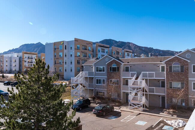 Building Photo - 2850 Aurora Ave