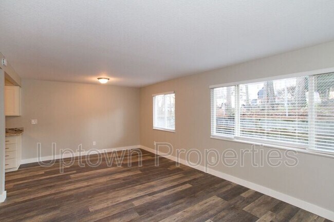 Building Photo - 2602 NE Lombard St