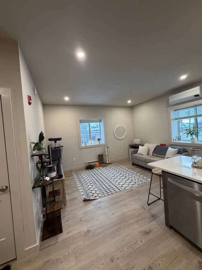 Building Photo - 4 Laurel Hill Dr