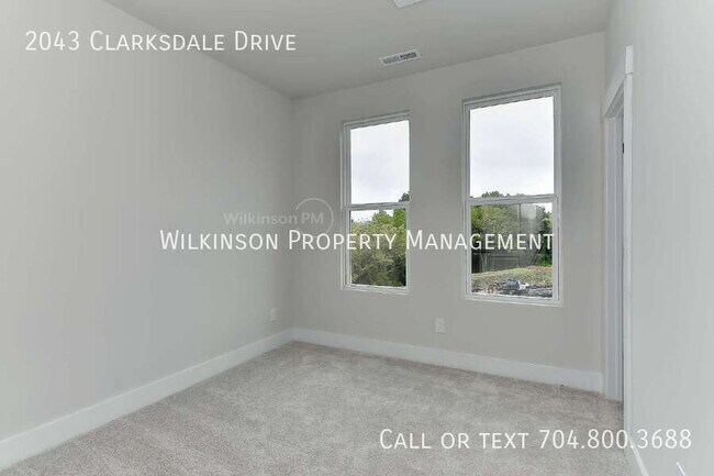 Building Photo - 2043 Clarksdale Dr