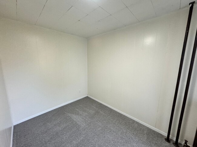 Building Photo - Available June 1st - 2 bed/1 bath Lower Duplex!