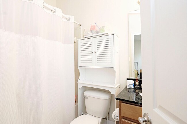 Building Photo - Pet-Friendly Townhome Convenient to UVA & Downtown