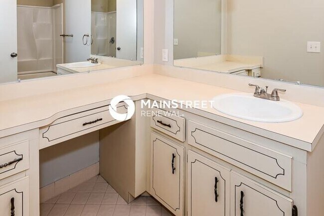Building Photo - 3 Bedroom Pet-Friendly Home in Jacksonville, FL with Main Street Renewal