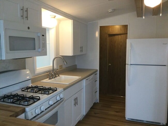 Building Photo - **Price recently lowered** 2 Bed/1 Bth Hom...