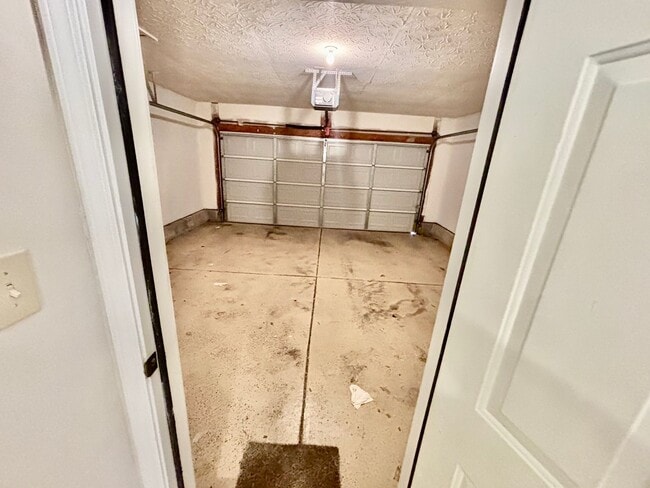 Building Photo - 3 Bedrooms, 2.5 Baths, and a Secret Agent Garage!