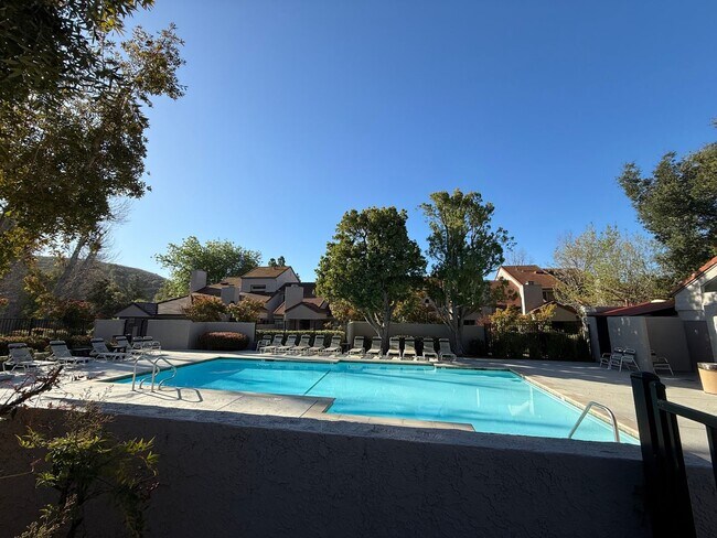 Building Photo - 2 bedroom, 1 bath townhome in great location