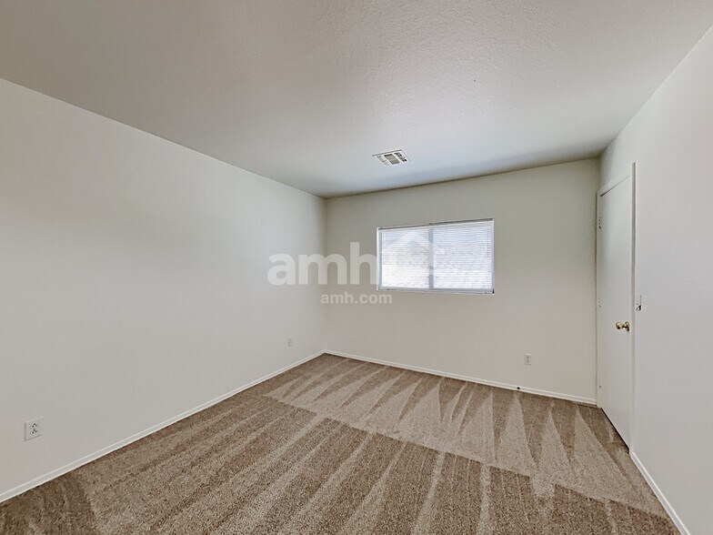 Building Photo - 5030 E Dale Ln