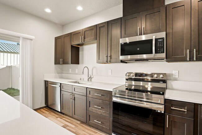 Building Photo - Modern Valley Town Home!