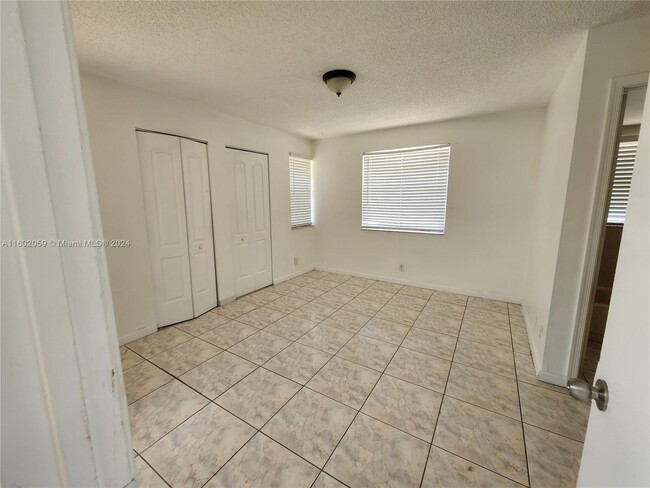 Building Photo - 9962 Twin Lakes Dr