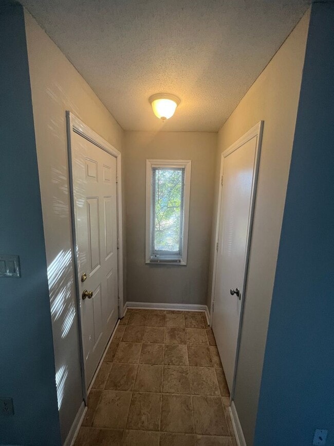 Building Photo - 1 Bd/1 Bth 2nd floor    ONLY $ 1050.00