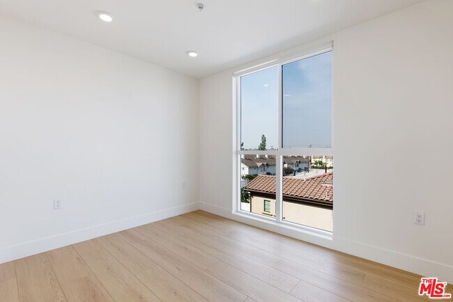 Building Photo - 8561 Belmont St