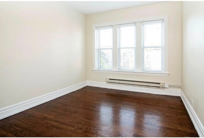 Building Photo - 3819 1/2 N Greenview Ave