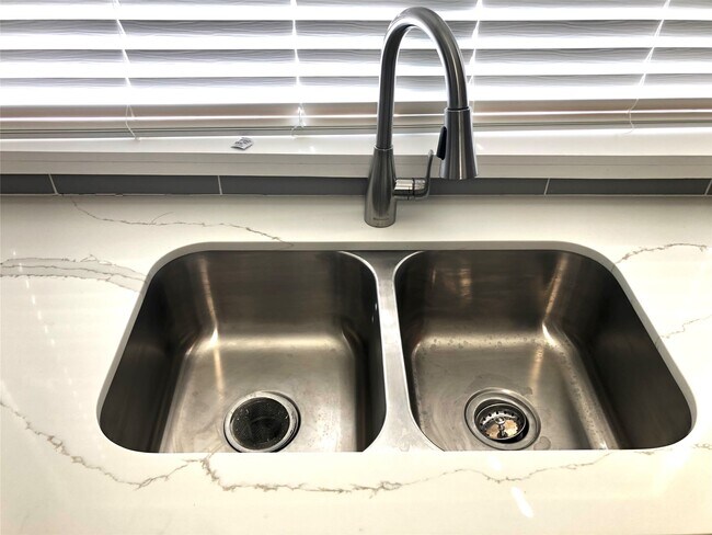 Building Photo - 4819 Sunshine Dr