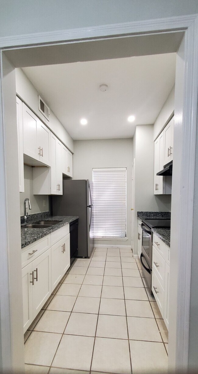 Building Photo - 9707 Richmond Ave.