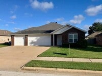 Building Photo - 3908 SW Surrey Ave