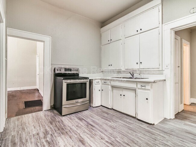 Building Photo - 1740 NW 11th St