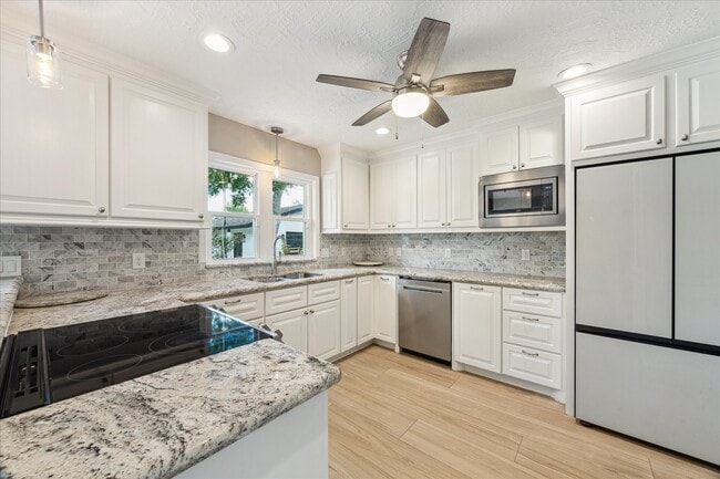 Building Photo - 205 W Bayou Dr