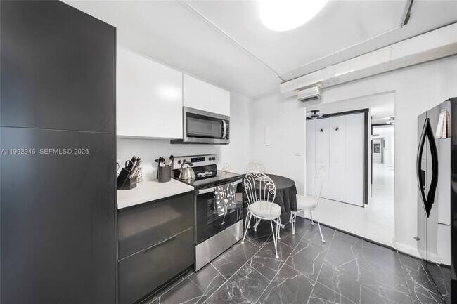 Building Photo - 800 Parkview Dr