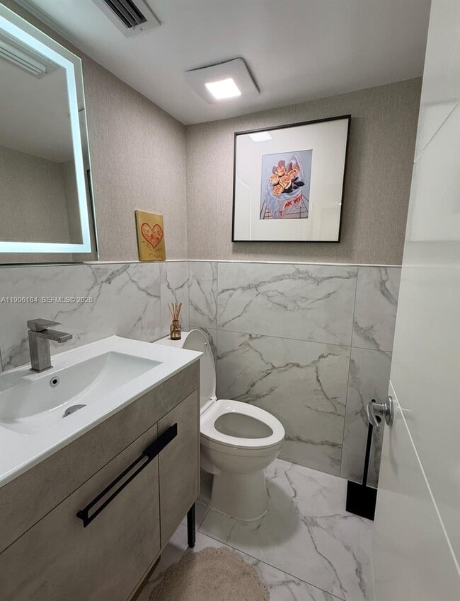 Building Photo - 9700 W Bay Harbor Dr