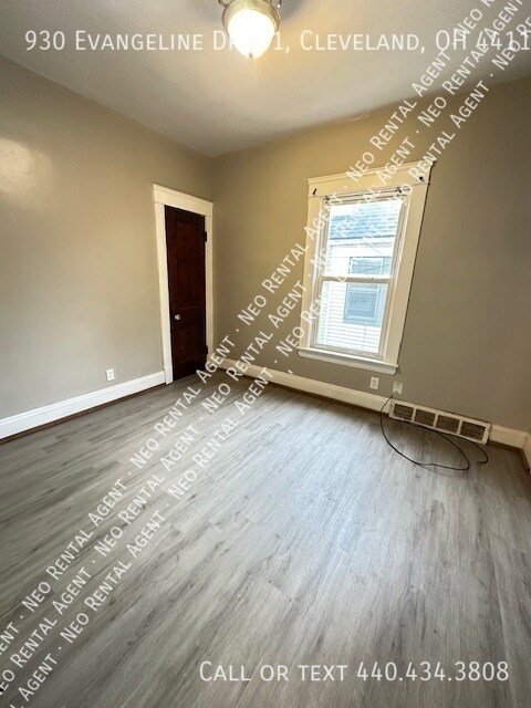 Building Photo - 930 Evangeline Rd