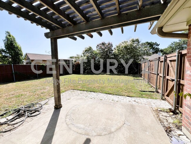 Building Photo - Nicely Updated 3/2/2 in North Dallas For R...