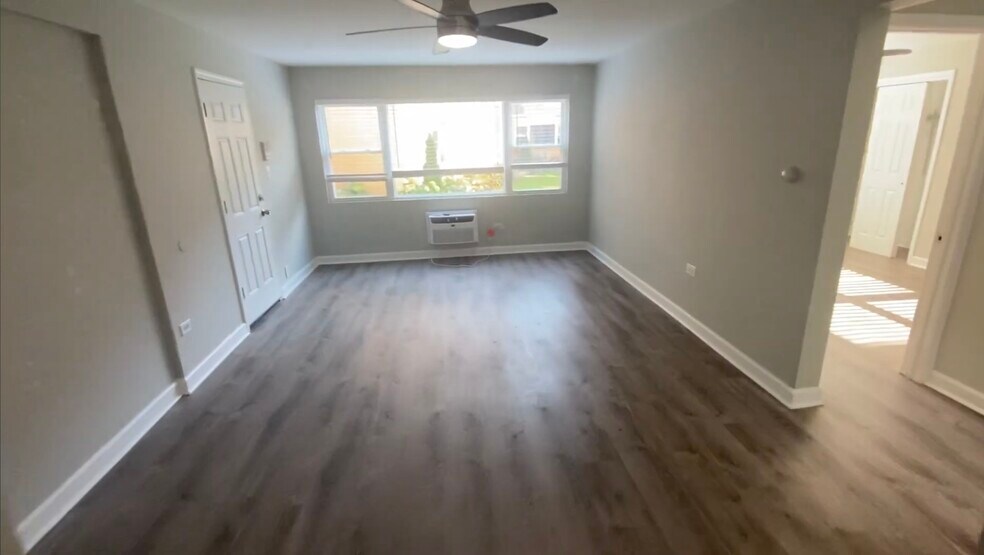 Building Photo - 1321 W Sherwin Ave