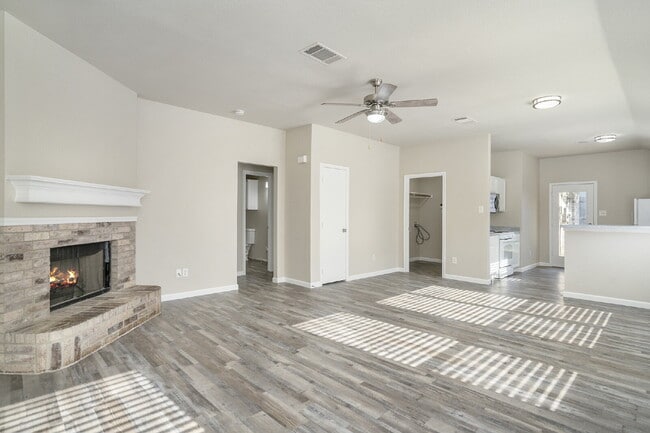 Building Photo - Great Location!