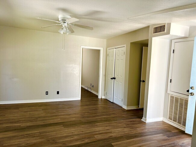 Building Photo - 160 1/2 Robinson Place