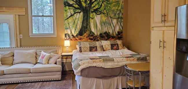 Building Photo - 683 Lakeside Dr