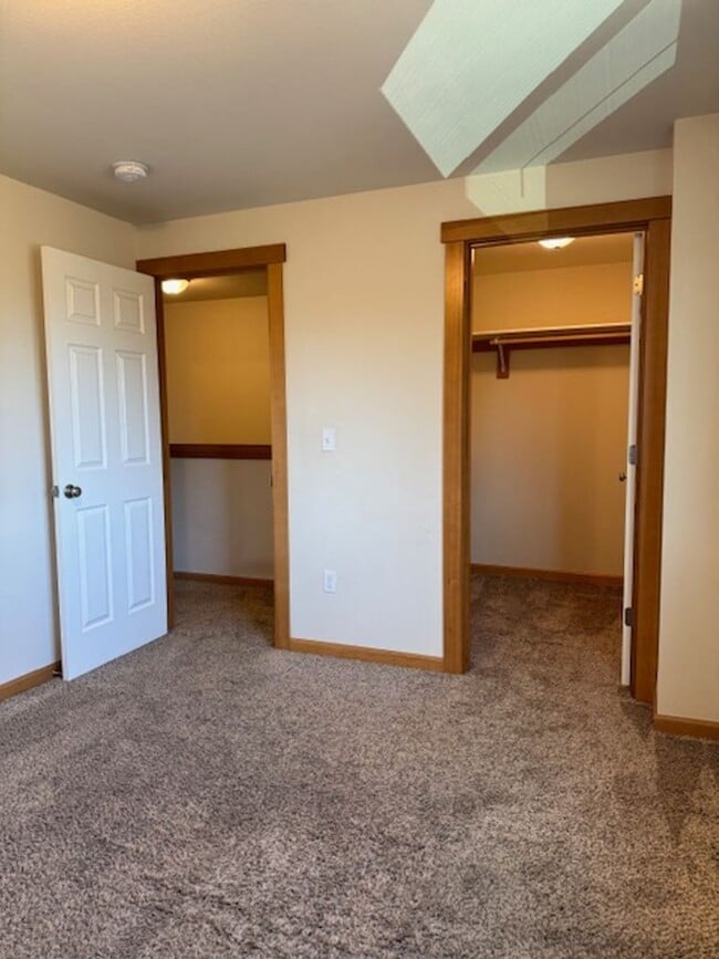 Building Photo - 2 Bedroom Townhouse with a fenced backyard!