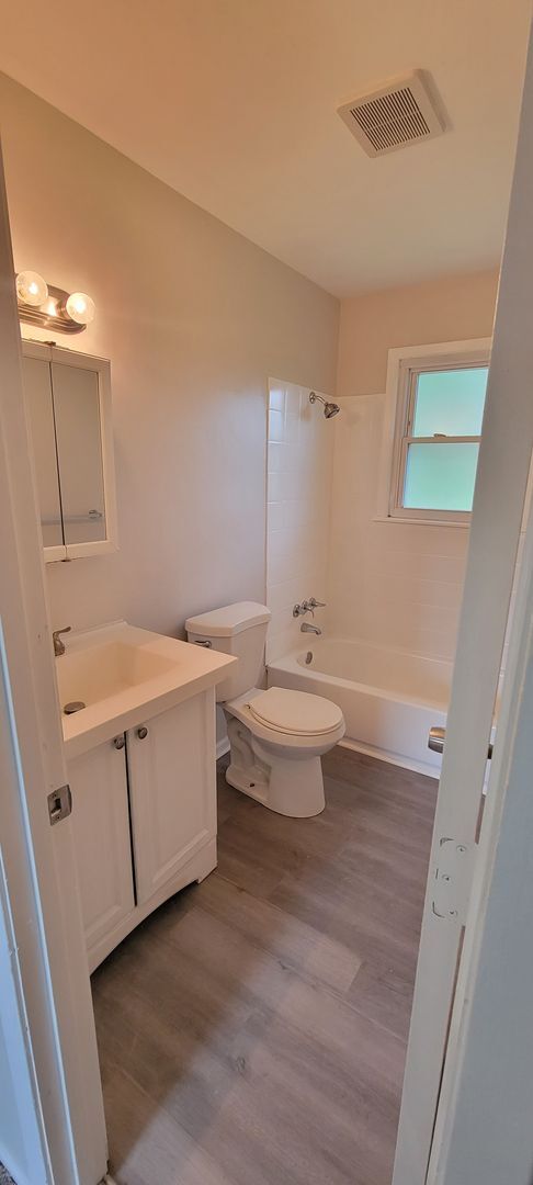 Building Photo - Beautiful three bedroom with fenced in yard